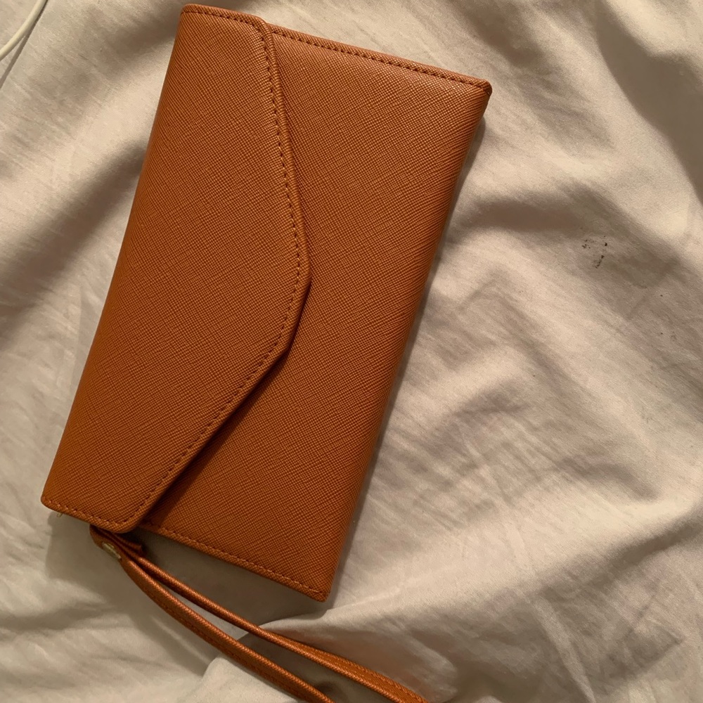 Travel wallet in brown caramel color. NWOT.